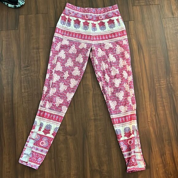 Chaser Brand LIKE NEW Leggings Pink Pattern - Bottom Cut Out XS Women’s - Picture 1 of 4